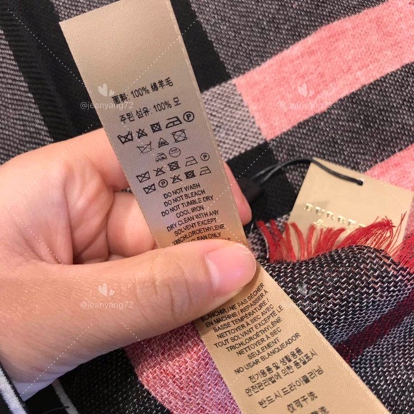 Burberry 100% Wool Scarf with Red color - Picture 4 of 4